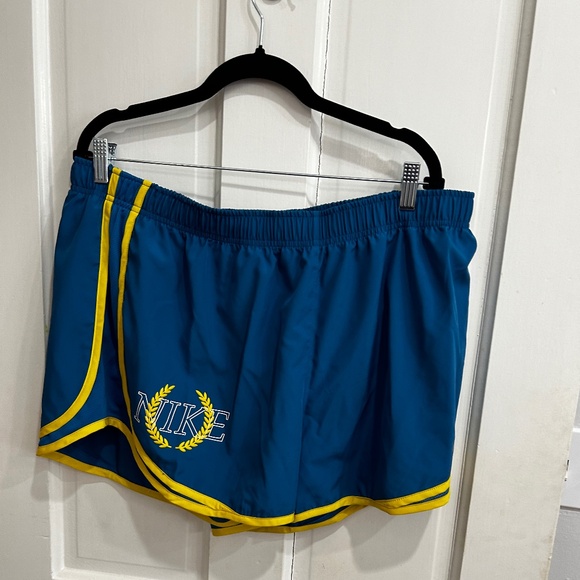 Women’s Nike Laurel Wreath Running Shorts - Picture 1 of 1